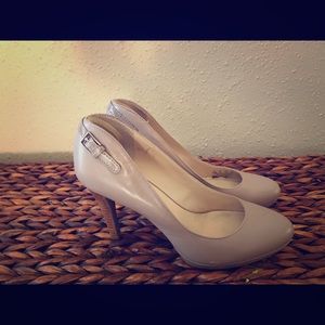 Franco Sarto super comfortable cute beige pumps.